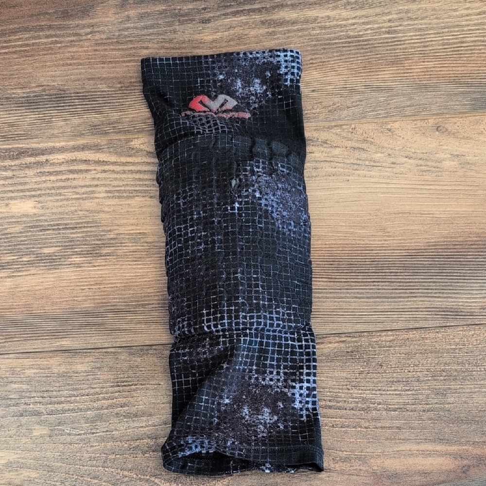 McDavid Hex Compression Knee Guard Leg Sleeve Black/Gray w Red Logo